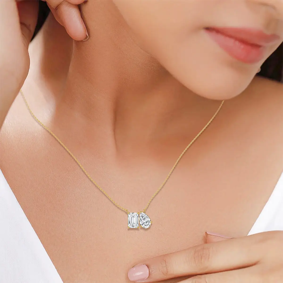 2.50 Carat Emerald And Pear Diamond Delicate Dynamic Fashion Pendant